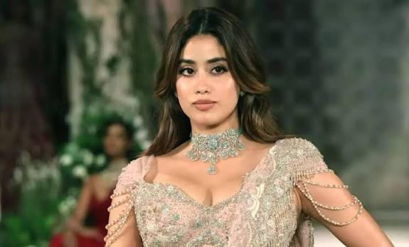 বিতর্ক পেছনে ফেলে নতুন স্বপ্নে জাহ্নবী