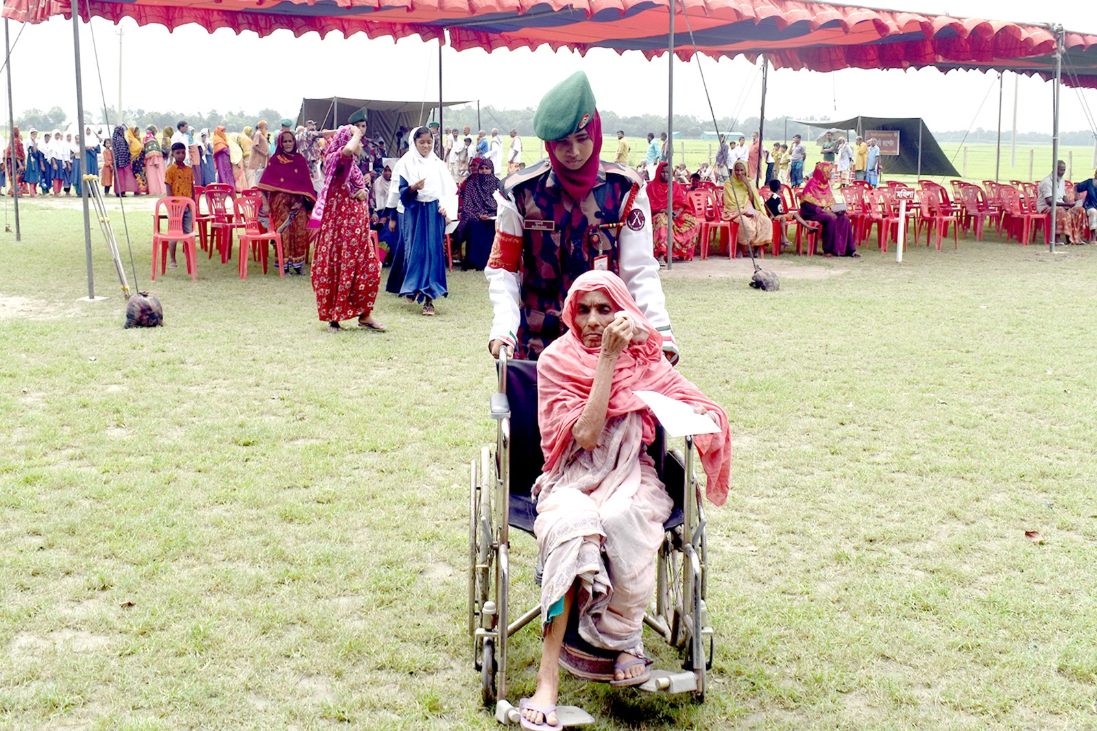 চাঁপাইনবাবগঞ্জে সীমান্তবর্তী দুর্গম চরাঞ্চলের অসহায় মানুষের পাশে বিজিবি: বিনামূল্যে চিকিৎসাসেবা পেলেন ১,০৭৭ জন; ভেটেরিনারি সেবা দেওয়া হলো ১৮৬টি গবাদি পশুকে
