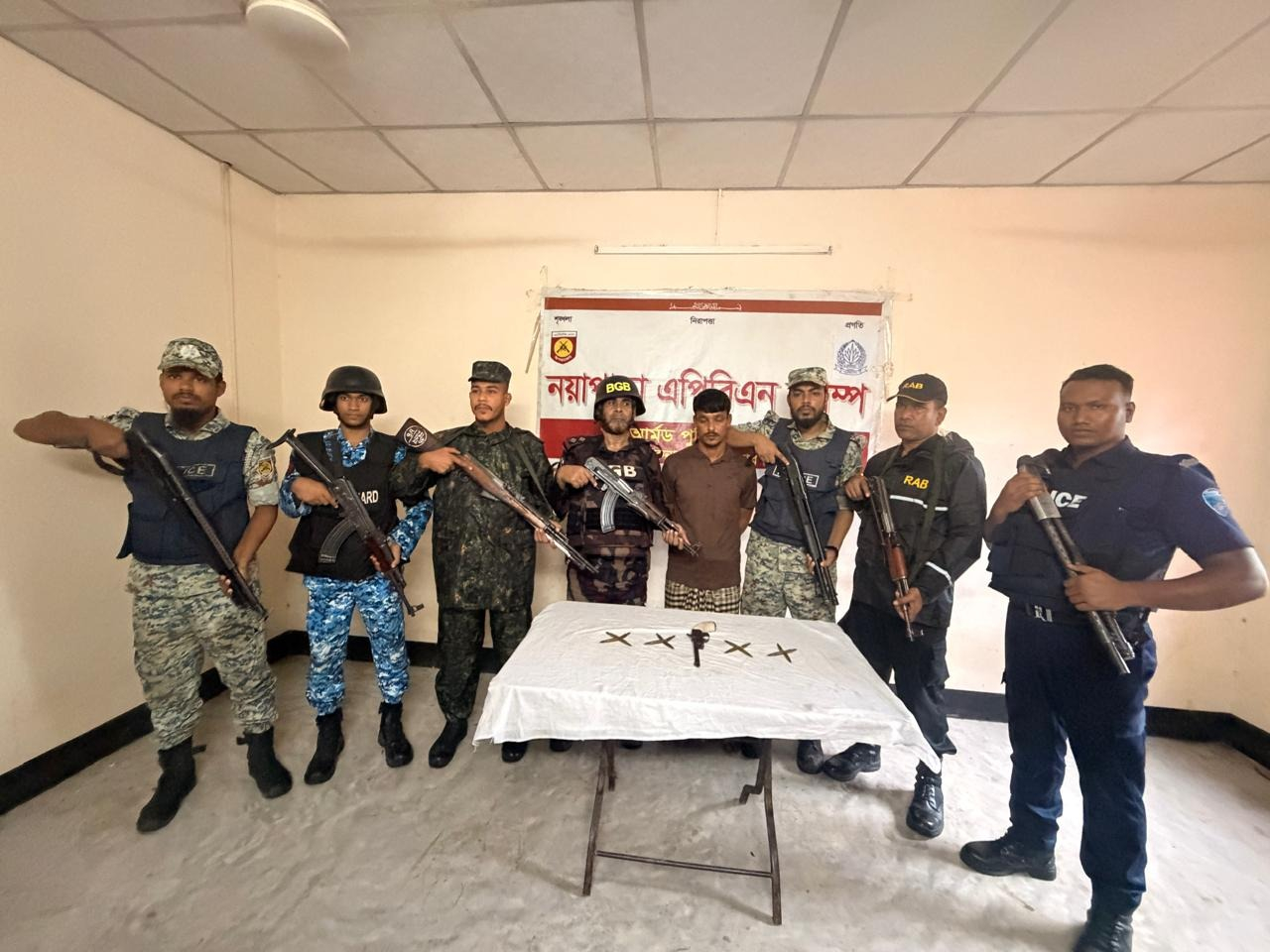 টেকনাফের নোয়াপাড়া রোহিঙ্গা ক্যাম্পে বিজিবি ও অন্যান্য বাহিনীর যৌথ অভিযানে অস্ত্র, গুলি, মাদক উদ্ধার; ৯ জন আটক
