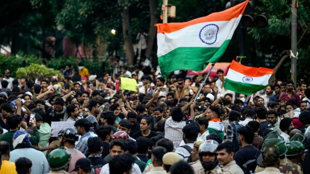 সব দাবি মেনে নেওয়ার আশ্বাসে আন্দোলন প্রত্যাহার ককরোচ জনতা পার্টির
