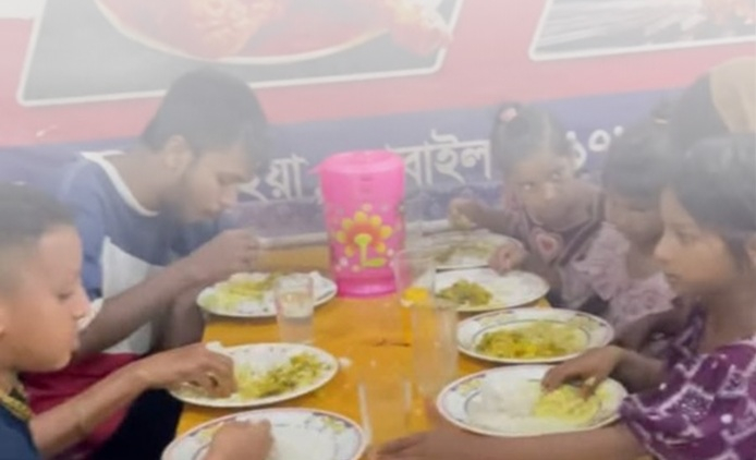  ‘গরিবের হোটেল’ মাহিমা রেস্টুরেন্টে প্রতি শুক্রবারে ৩শ অসহায় মানুষ পাচ্ছেন বিনামূল্যে খাবার