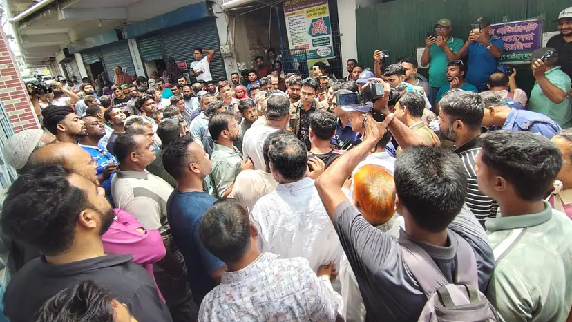 জামায়াতের এমপির বাড়ি ভাঙচুর, মহাসড়ক অবরোধ