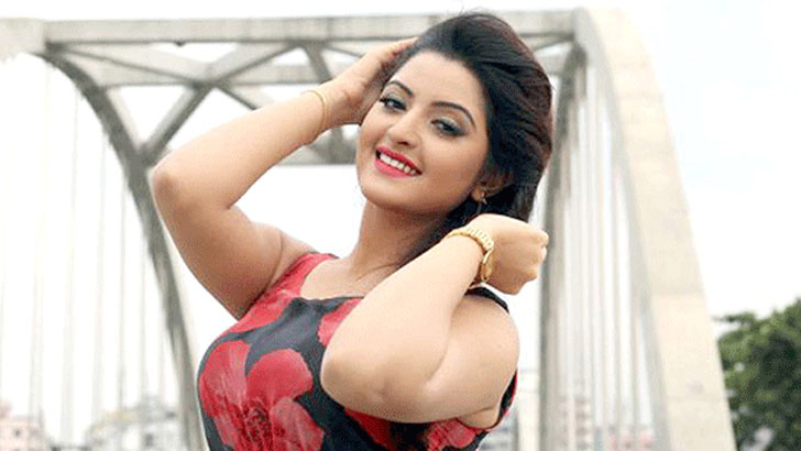 মানুষ আমাকে সবসময় সিঙ্গেল দেখতে চাই: পরীমনি