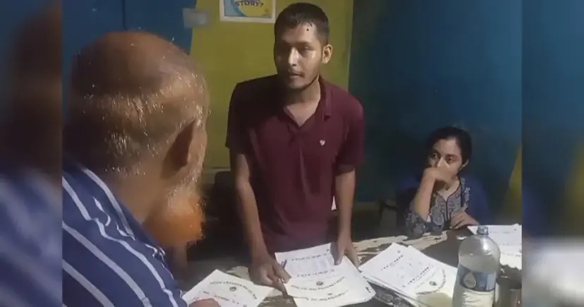 বন্ধুদের নিয়ে চায়ের দোকানে এইচএসসি পরীক্ষার খাতা দেখছিলেন শিক্ষক, ৪০০ খাতা জব্দ