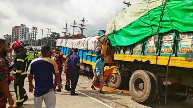 বগুড়ায় দাঁড়িয়ে থাকা ট্রাকে আরেক ট্রাকের ধাক্কা, নিহত ৩