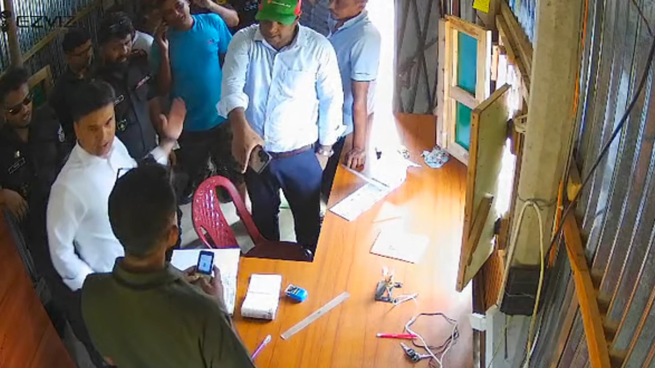 বালুর ঘাটে ইজারাদারের কর্মীকে মারধরের ঘটনায় সেই ইউএনওকে প্রত্যাহার