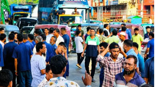 চট্টগ্রামে গ্যাস না পেয়ে সিএনজিচালকদের সড়ক অবরোধ