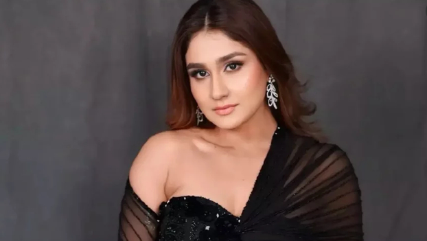 ট্রেনে ‘ব্লেড হাতে হামলা’ করে অভিনেত্রী গ্রেপ্তার, যা জানা গেল