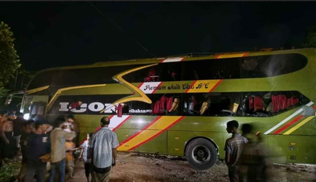 এসি বাসে আগুন: যাত্রী ফেলে পালালেন চালক-সহকারী, কাচ ভেঙে উদ্ধার