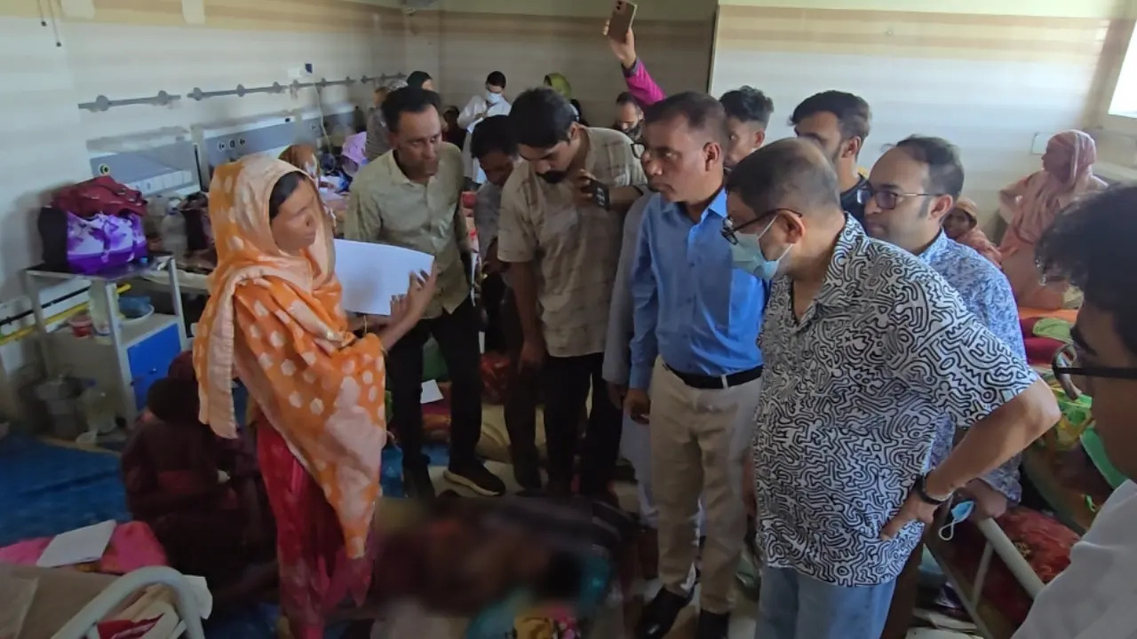 হঠাৎ হবিগঞ্জ সদর হাসপাতালে স্বাস্থ্যমন্ত্রী, এক চিকিৎসককে স্থায়ী বরখাস্তের নির্দেশ