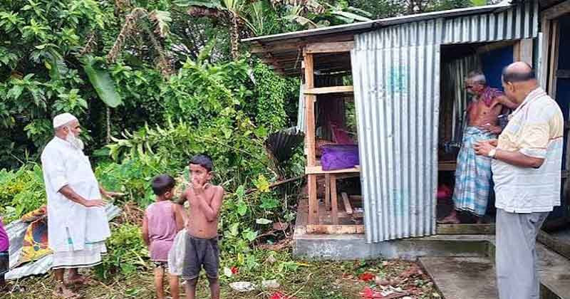 মসজিদের ইমামের ঘরে বিস্ফোরণ, উড়ে গেছে টিনের বেড়া
