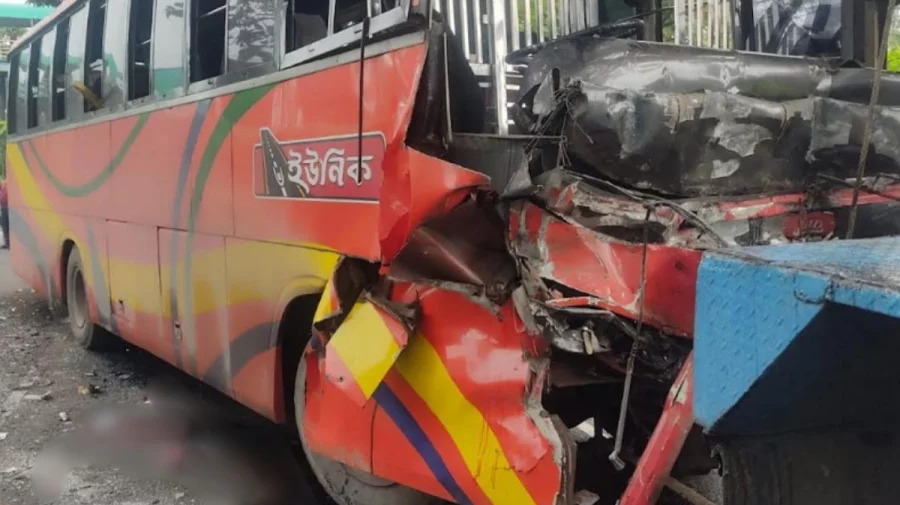 ঢাকা-চট্টগ্রাম মহাসড়কে কাভার্ডভ্যান, লরি ও বাসের ত্রিমুখী সংঘর্ষে নিহত ৩