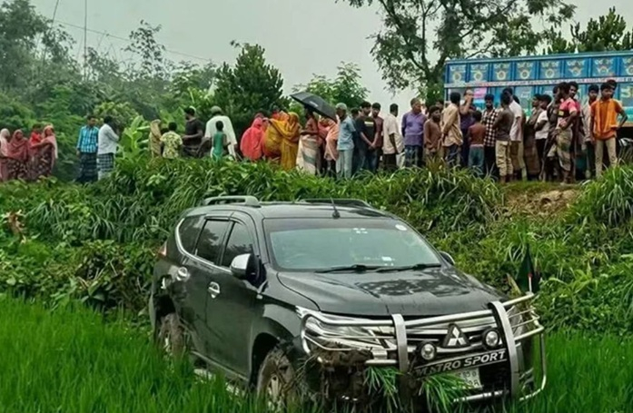 নিয়ন্ত্রণ হারিয়ে প্রতিমন্ত্রীর গাড়ি ধানখেতে, স্ত্রীসহ পথচারী আহত
