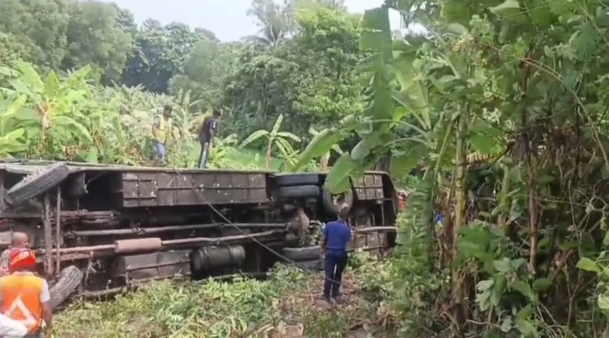 গোপালগঞ্জে যাত্রীবাহী বাস খাদে পড়ে প্রাণ গেল ৩ জনের