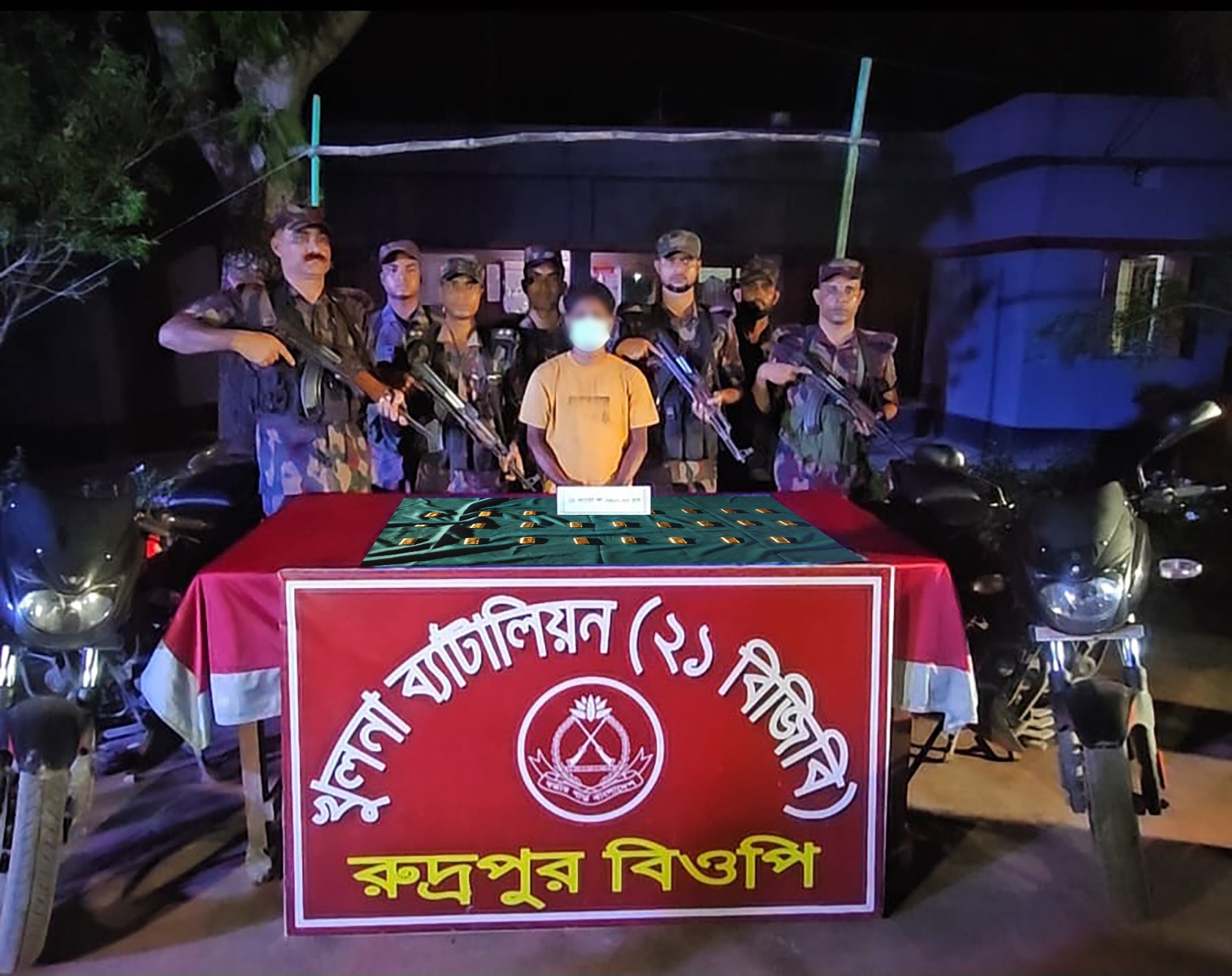 যশোরের শার্শা সীমান্ত থেকে চালিয়ে ৩.৪ কেজি স্বর্ণসহ এক পাচারকারীকে আটক করেছে বিজিবি