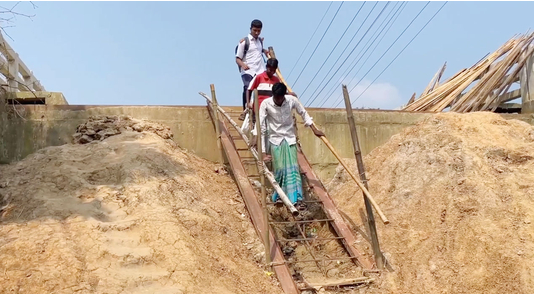 মই বেয়ে উঠতে হয় ৯ কোটি টাকার ব্রিজে