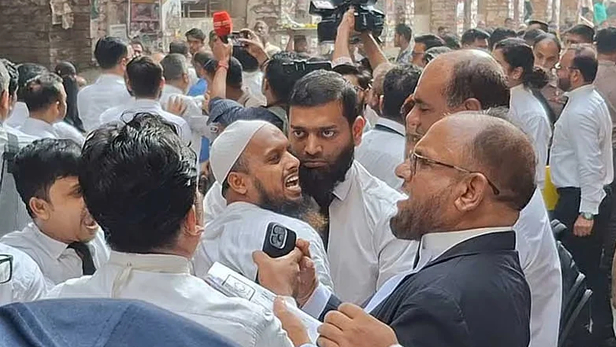 আখতারুজ্জামানের জামিন হয়নি, এজলাসে হট্টগোল-বাইরে হাতাহাতি