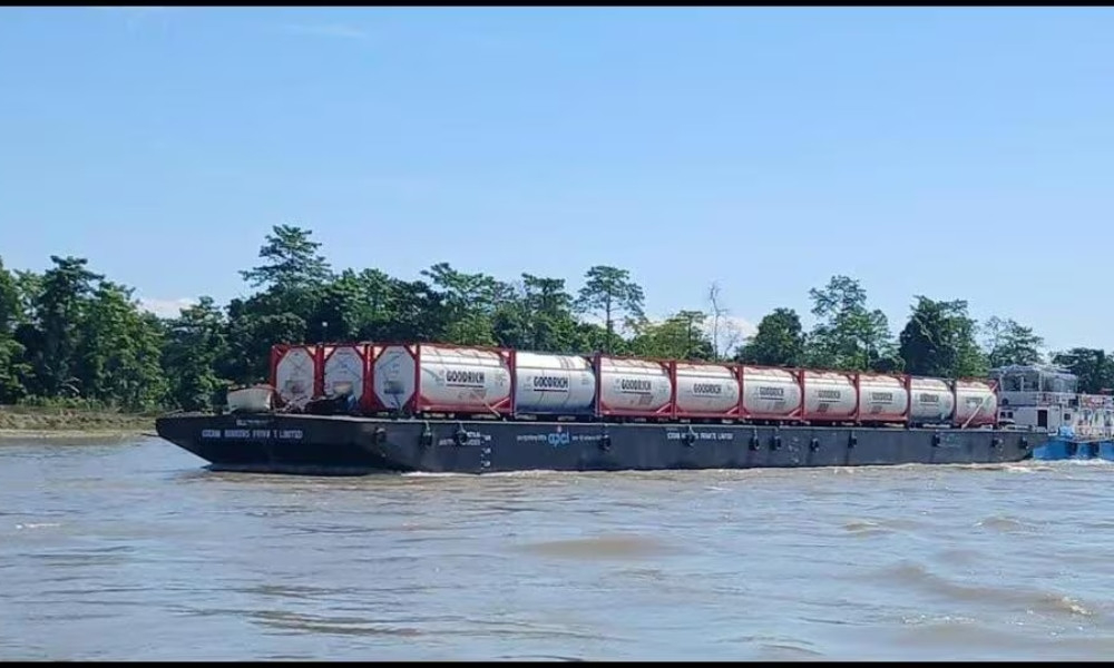 ৭০ বছর পর আসাম থেকে ঢাকার পথে প্রথম কার্গো জাহাজ