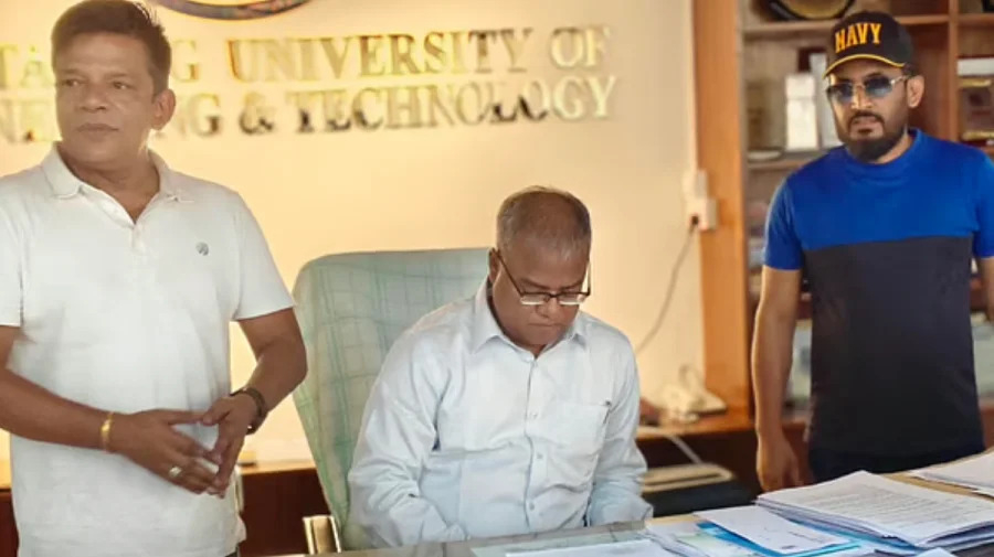 চুয়েটে শাটডাউন: ছাত্রদল নেতাদের নিয়ে তালা ভেঙে নিজ দপ্তরে ঢুকলেন নতুন উপাচার্য
