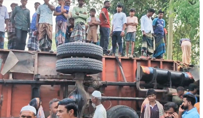 কুড়িগ্রামে ট্রাক্টরের ধাক্কায় অটোরিকশার ৫ যাত্রী নিহত