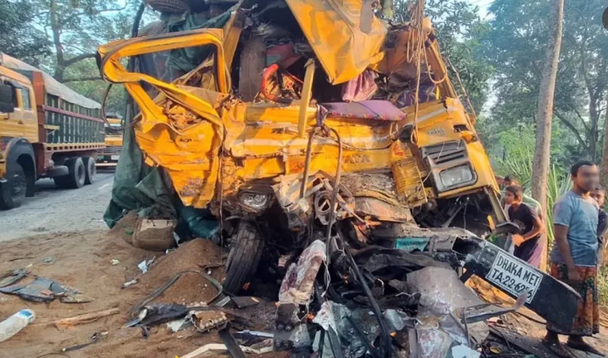 নাটোরে যাত্রীবাহী বাস ও ট্রাকের সংঘর্ষে নিহত বেড়ে ১৪